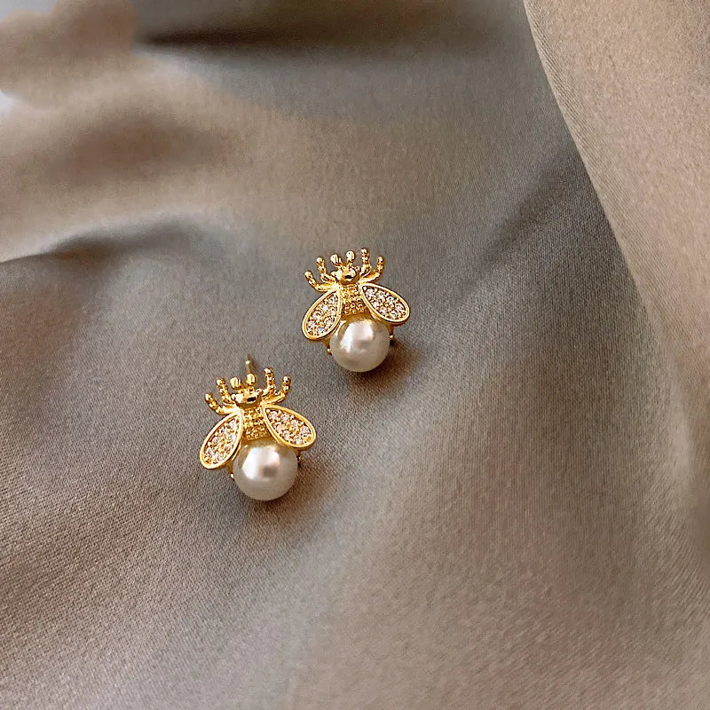 Perlové pecky se včelkou – elegantní zlatý tón