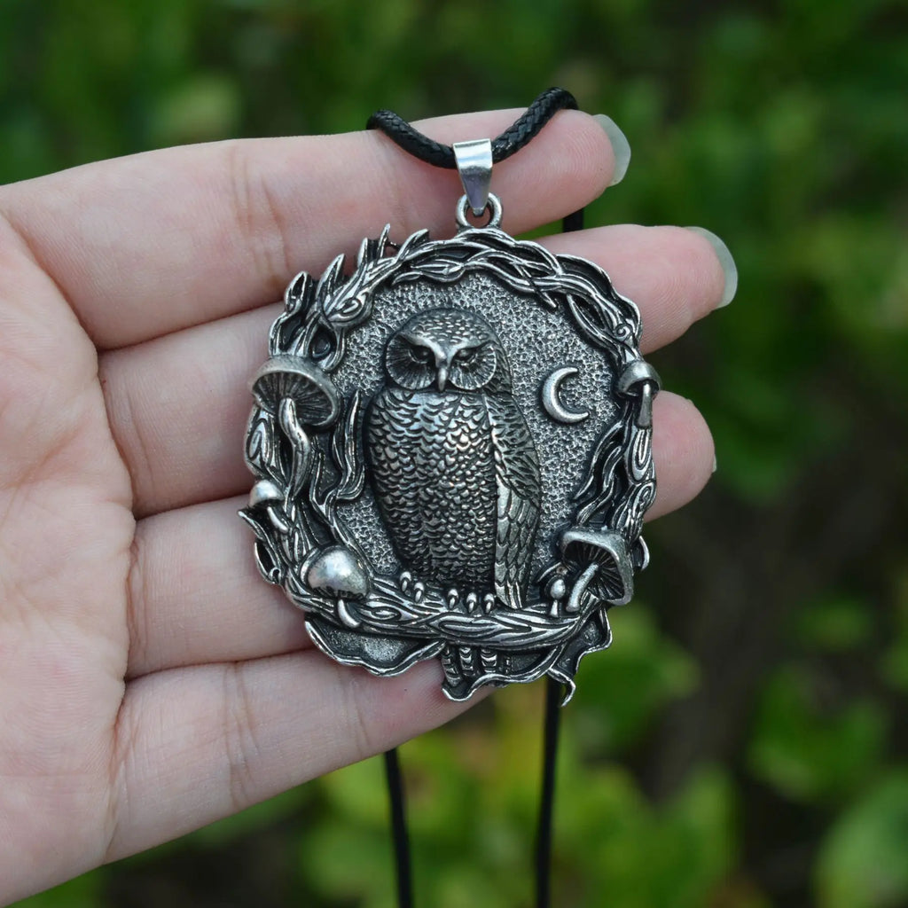 Mystický náhrdelník se sovou, měsícem a houbou