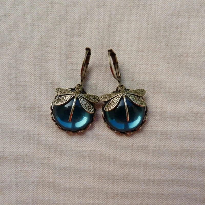Kulaté náušnice s vážkou ve starozlatém provedení