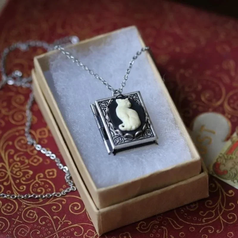 Vintage náhrdelník s kočkou a knížkou – otočné stránky