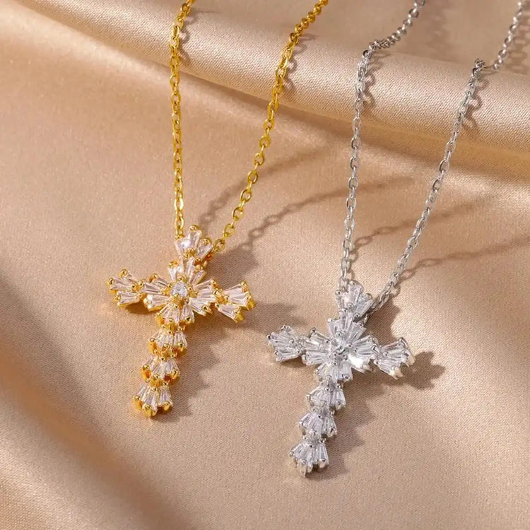 Stříbrný náhrdelník s křížkem a zirkony